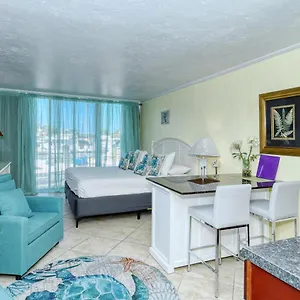 Waterfront Room, Heated Pool, Tiki Bar & Grill , Sarasota United States